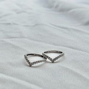 ladies multistone chevron style band made in 14kt white gold